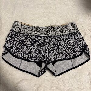 Lululemon Black and White Floral 2.5” Speed-up Shorts